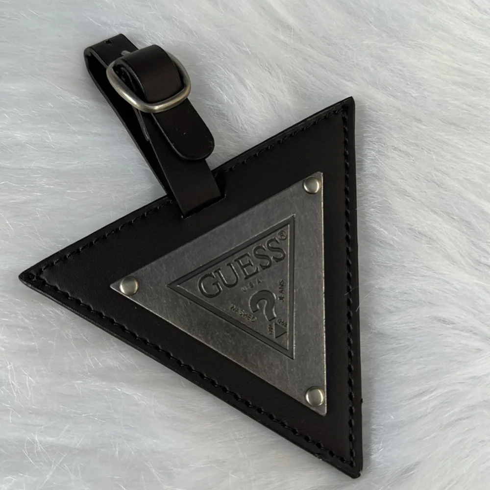 New GUESS Triangle Key Ring - Picture 2 of 4